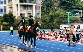 校园运动会开幕式：马术表演首亮相，校企合作展新篇